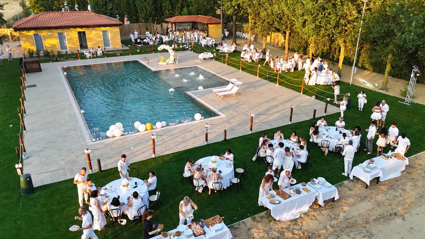 Cena in bianco a bordo piscina