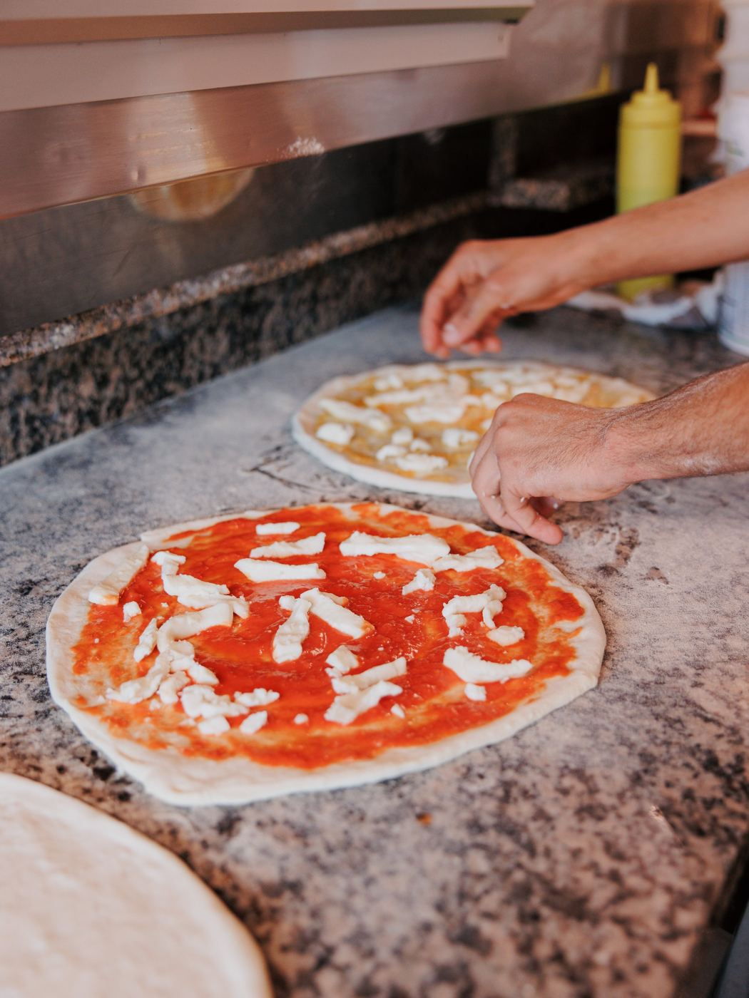 Preparazione delle pizze
