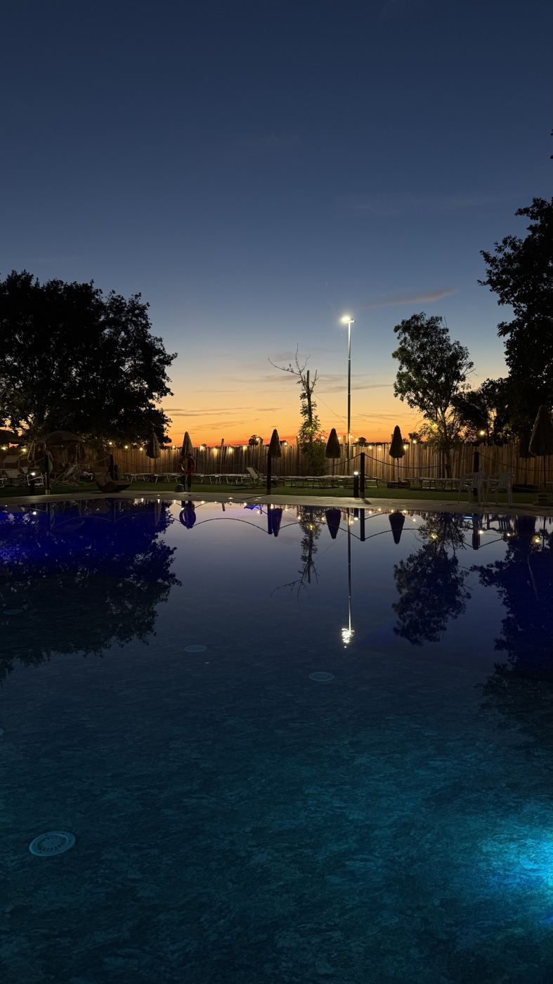 Piscina al tramonto