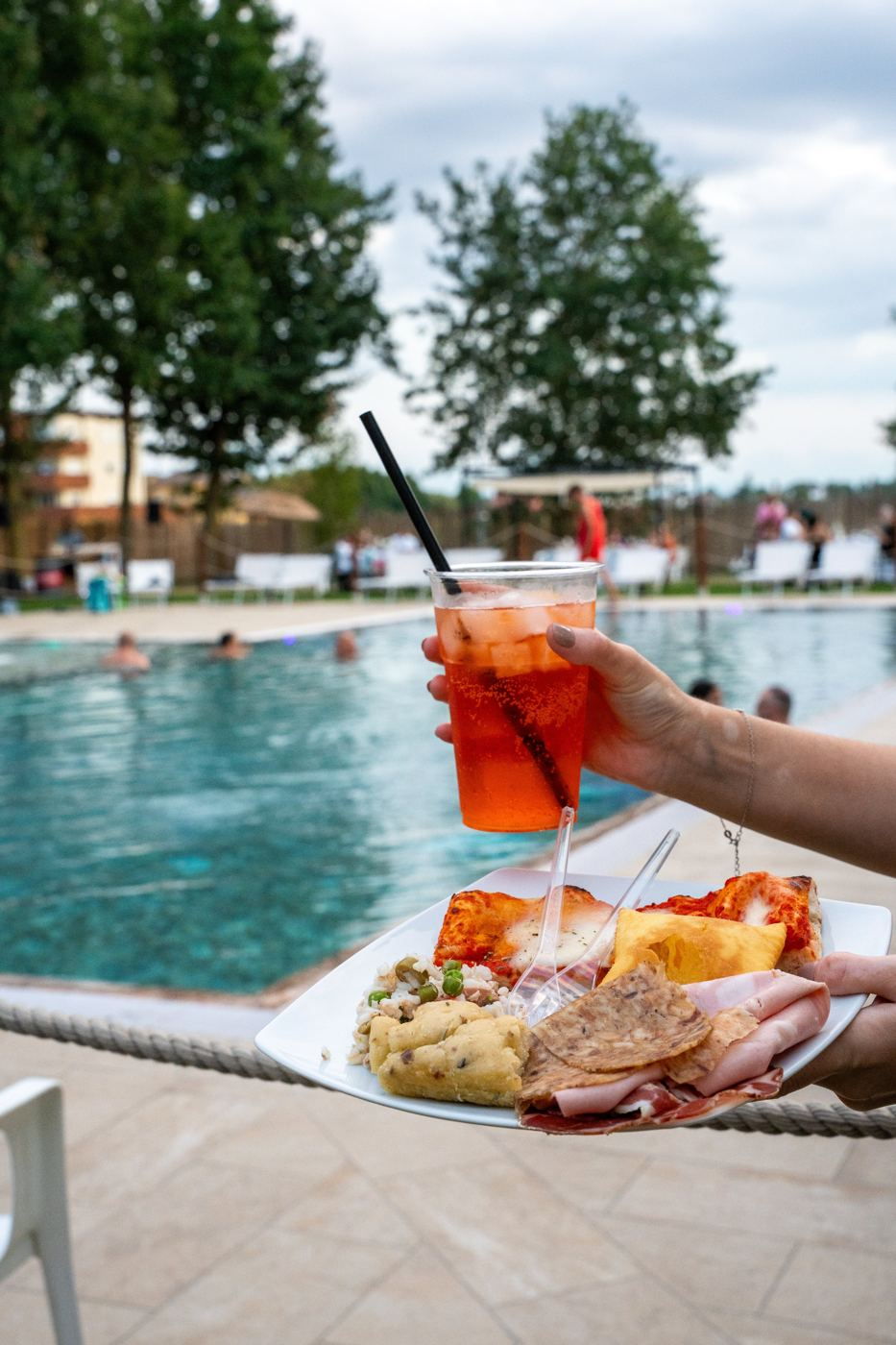 Aperitivo in piscina