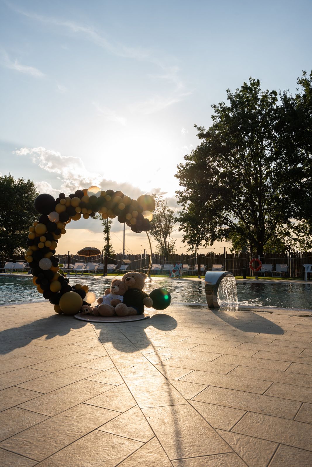 Arco di palloncini e orsetti in piscina